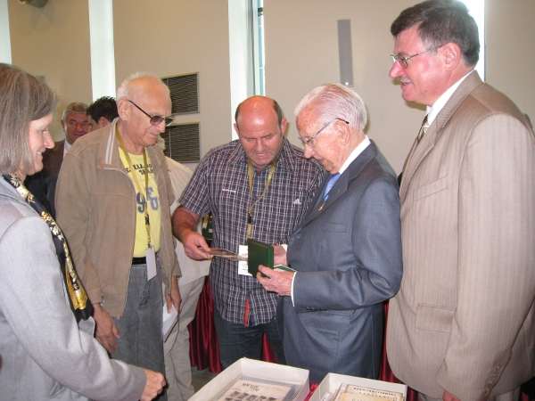 Pavel König and Branislav Delej present the society’s pins to Juan Antonio Samaranch, Warsaw 2009.